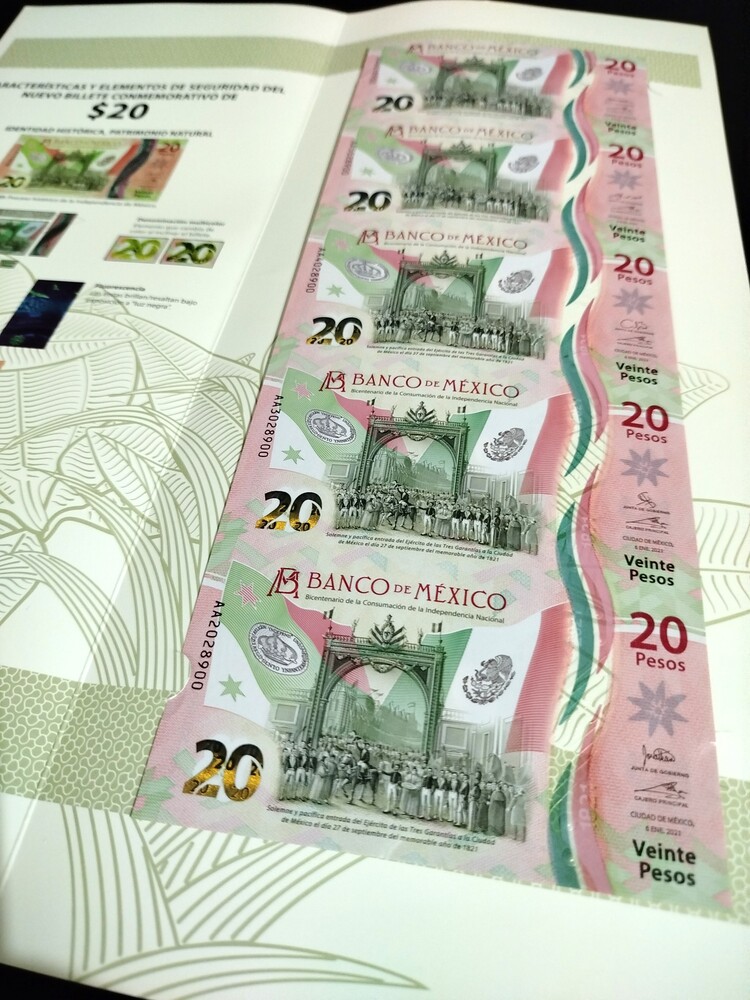 5 Billetes sin recortar $20 Pesos "Consumación de la Independencia" con Folder Oficial de Banco de México