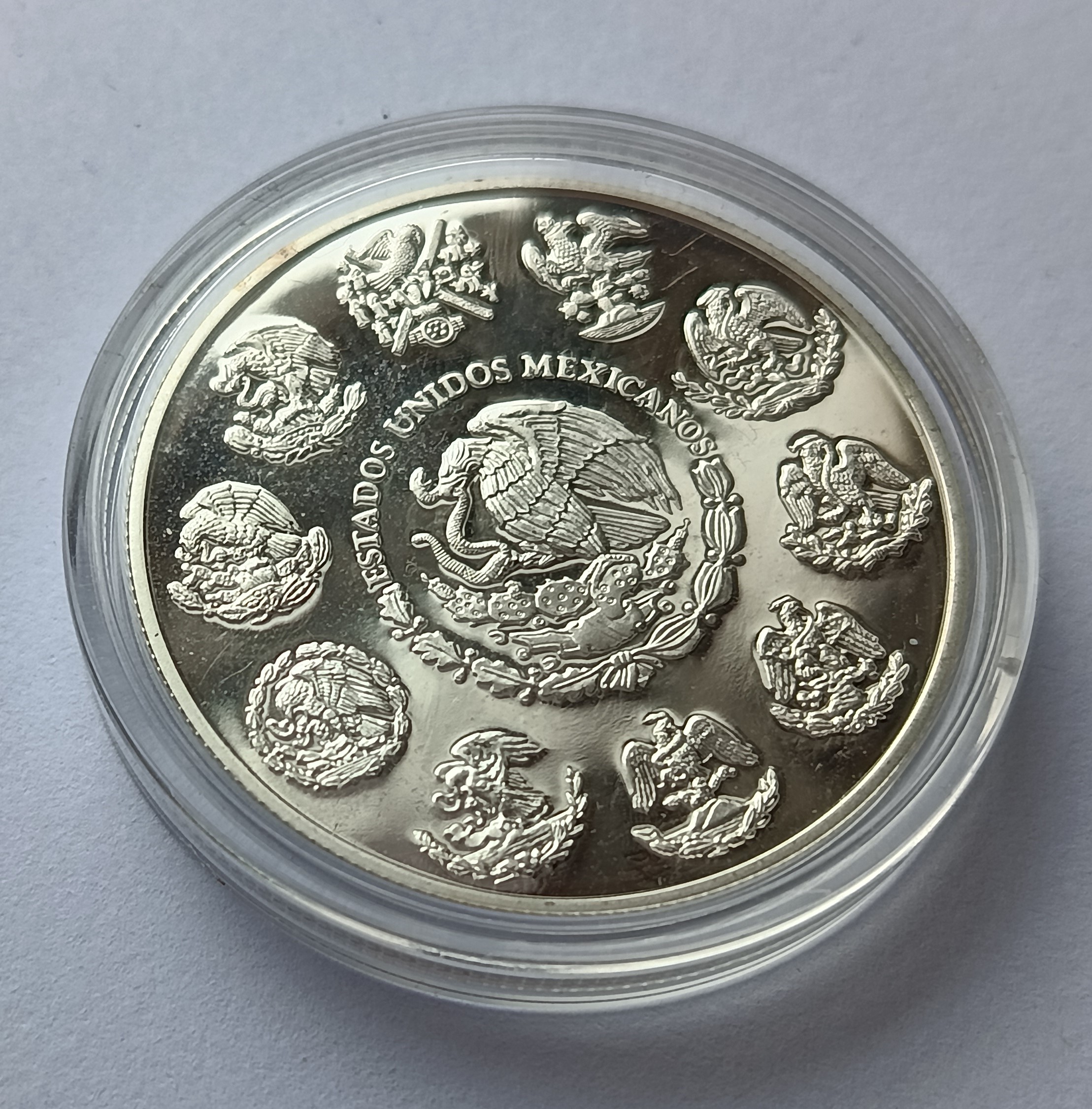 Moneda 1 Onza de plata - Coleccion del Milenio 5 Pesos - La Paz del Mundo - Con Certificado y pedestal ( Condición: USADA) - Imagen 8