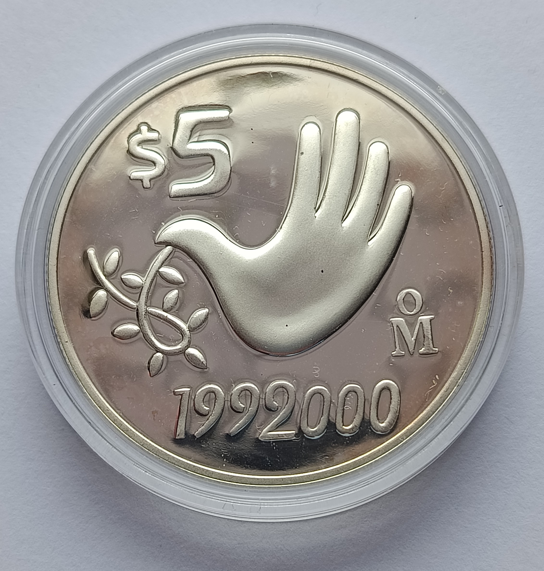 Moneda 1 Onza de plata - Coleccion del Milenio 5 Pesos - La Paz del Mundo - Con Certificado y pedestal ( Condición: USADA) - Imagen 10