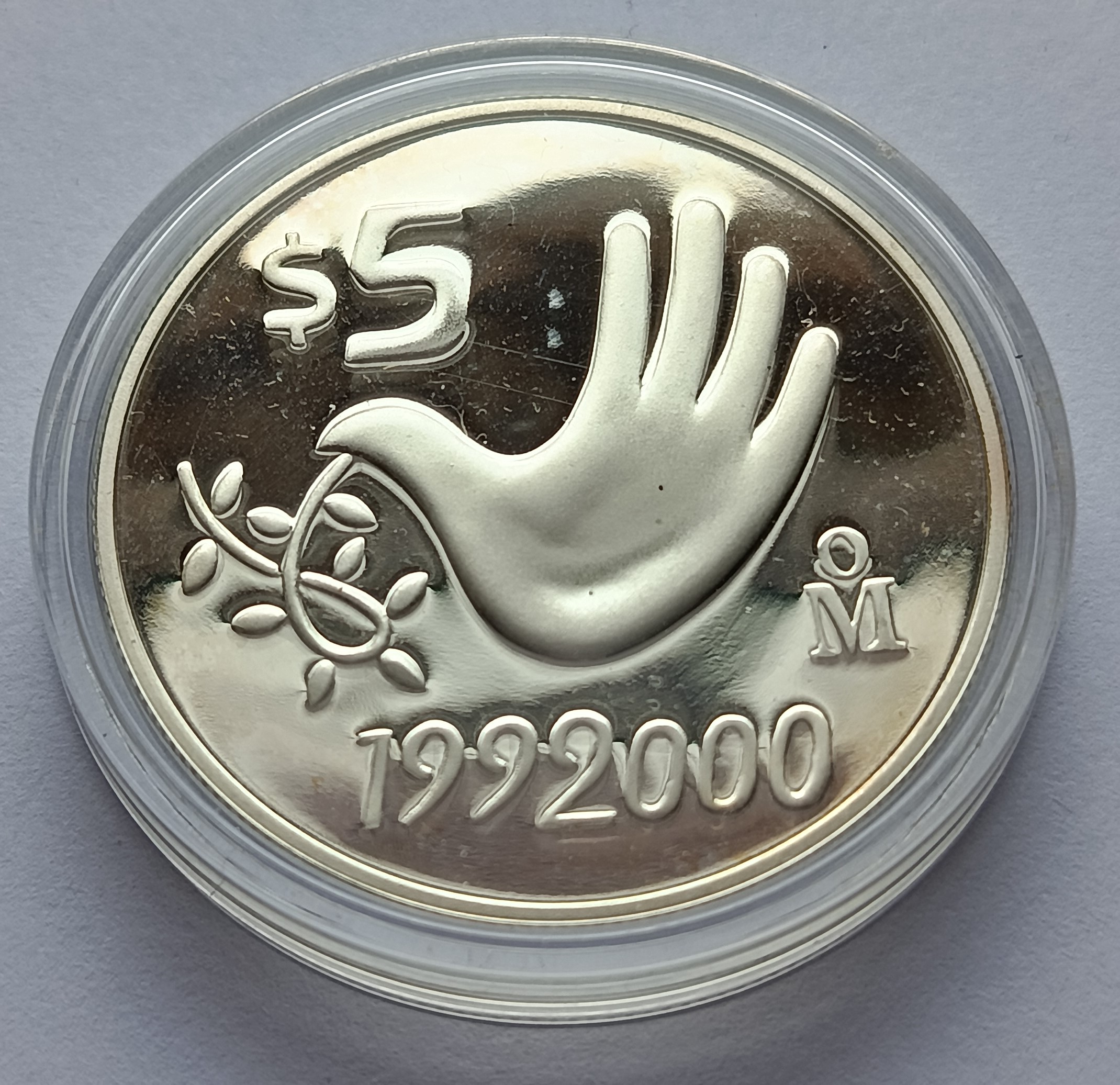 Moneda 1 Onza de plata - Coleccion del Milenio 5 Pesos - La Paz del Mundo - Con Certificado y pedestal ( Condición: USADA) - Imagen 11