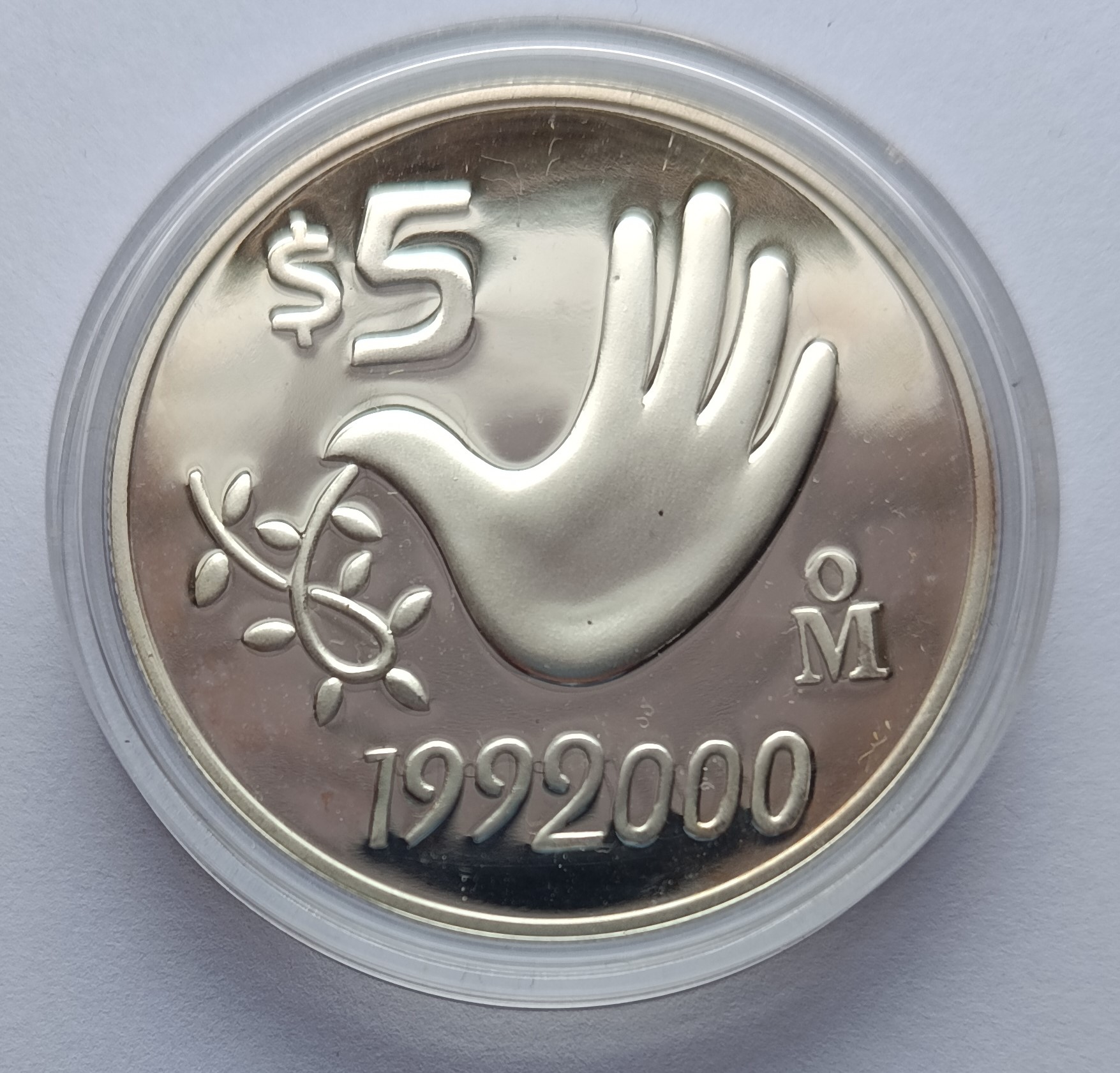 Moneda 1 Onza de plata - Coleccion del Milenio 5 Pesos - La Paz del Mundo - Con Certificado y pedestal ( Condición: USADA) - Imagen 12
