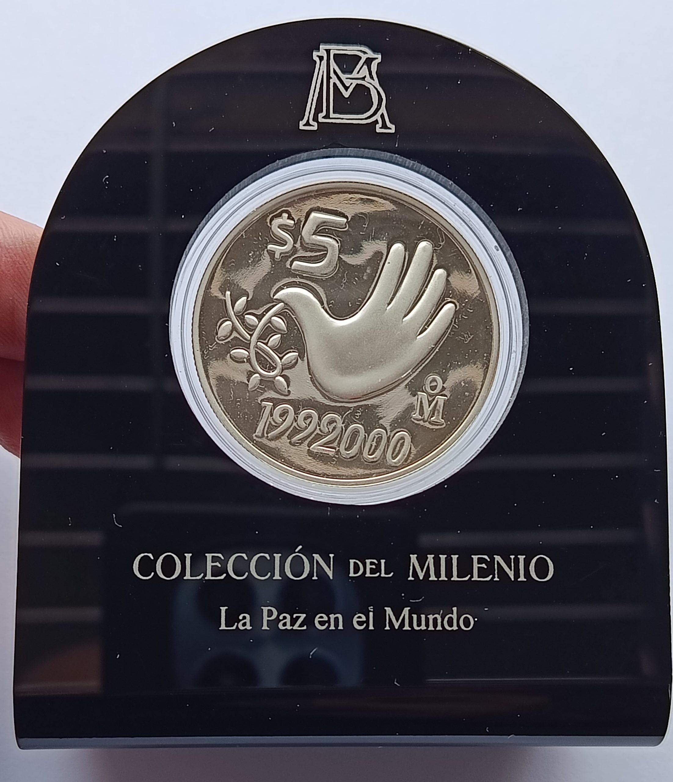 Moneda 1 Onza de plata - Coleccion del Milenio 5 Pesos - La Paz del Mundo - Con Certificado y pedestal ( Condición: USADA)