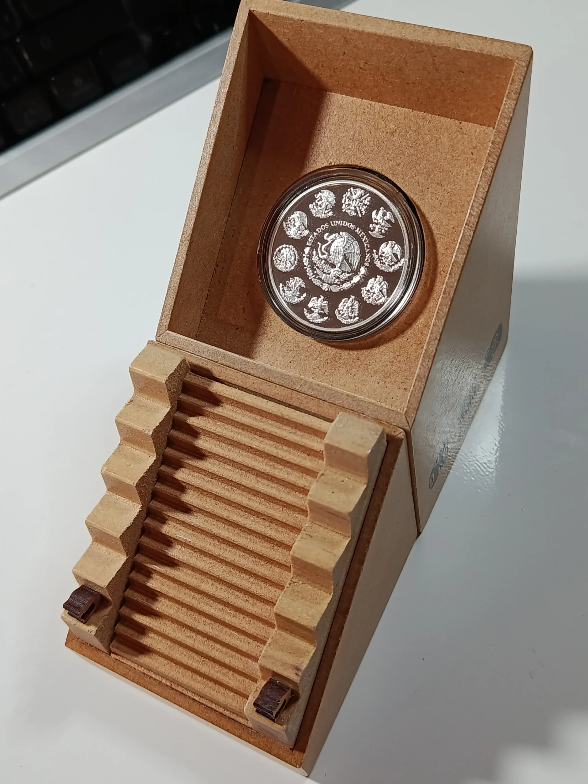 Moneda Chichén Itza "Casa de las Monjas" 1 Onza de Plata Ley 0.999 con Pedestal - Condición: USADA - Imagen 5