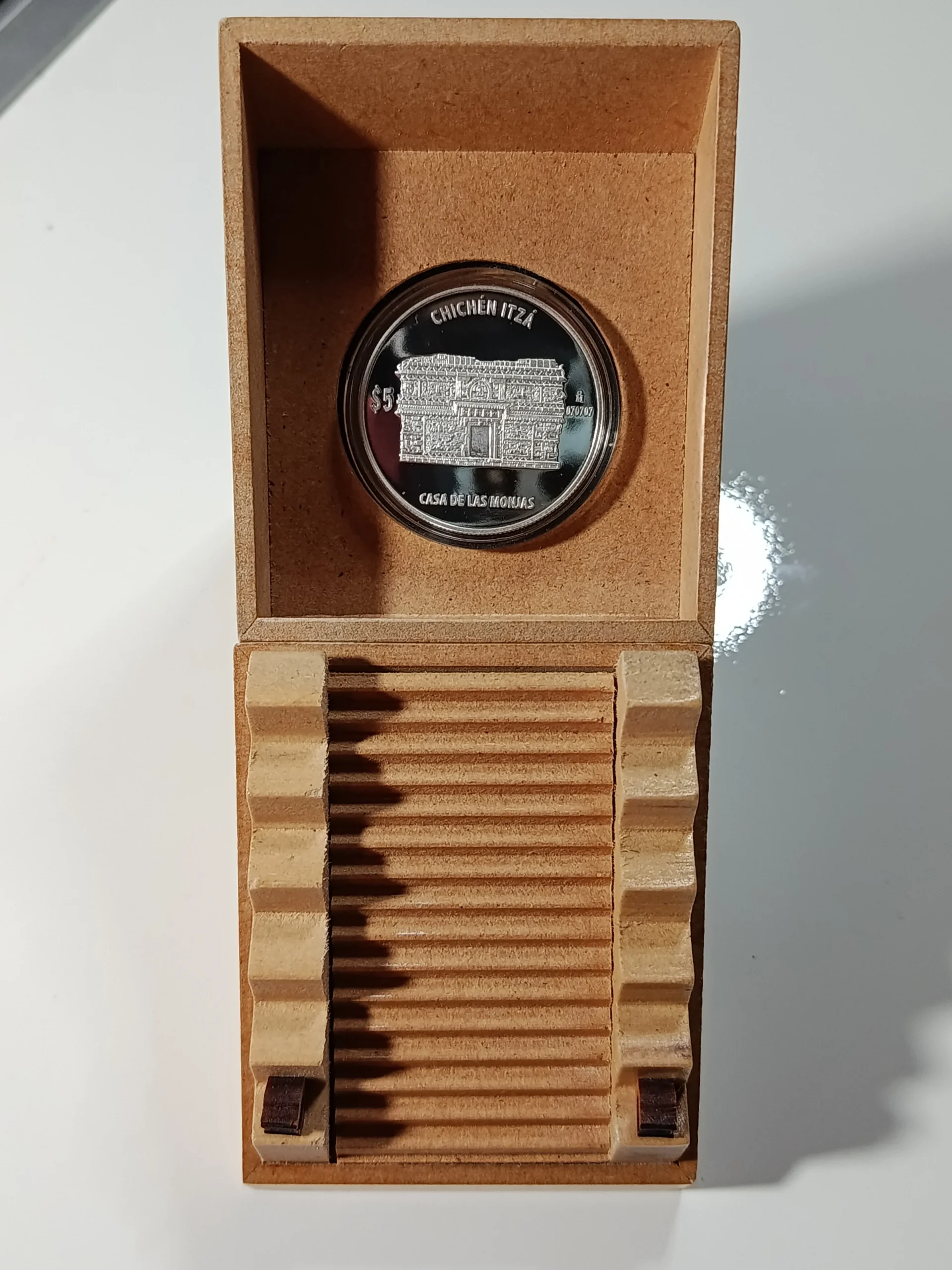 Moneda Chichén Itza "Casa de las Monjas" 1 Onza de Plata Ley 0.999 con Pedestal - Condición: USADA - Imagen 4