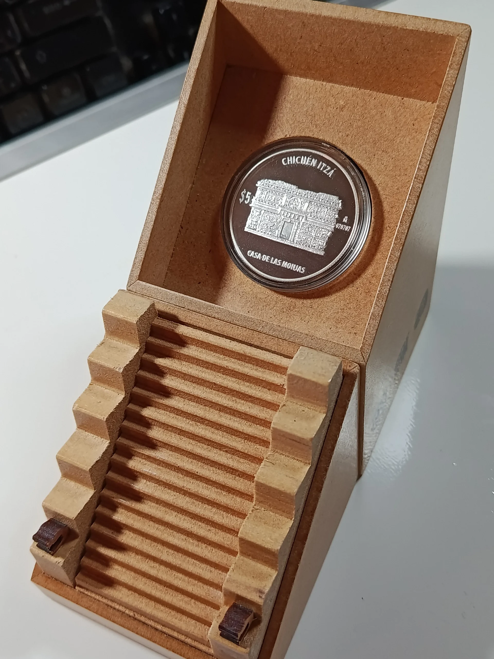 Moneda Chichén Itza "Casa de las Monjas" 1 Onza de Plata Ley 0.999 con Pedestal - Condición: USADA