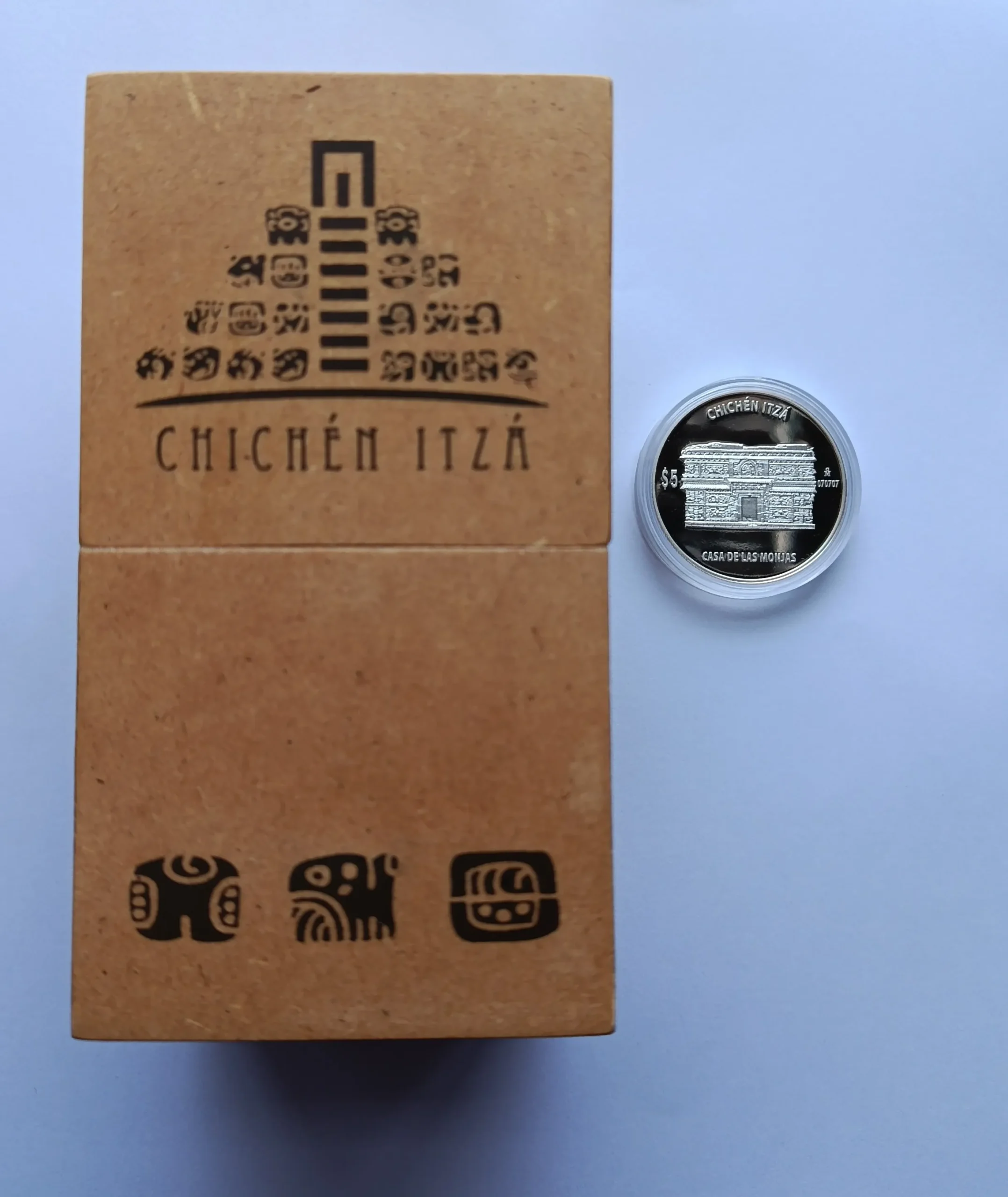 Moneda Chichén Itza "Casa de las Monjas" 1 Onza de Plata Ley 0.999 con Pedestal - Condición: USADA - Imagen 2